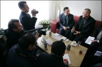 Turkse vice-premier en vader Gürz (daarbij belangstelling uit Turkse media en een enkel NL journalist. Foto: Michel Schnater) Turkse vice-premier en vader Gürz (daarbij belangstelling uit Turkse media en een enkel NL journalist. Foto: Michel Schnater)