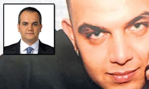 Foto: (wijlen) Ihsan Gürz met inlegfoto van journalist Tarik Toros tijdens familiebezoek van de Turkse vice-premier de heer Bozdag bij familie Gürz