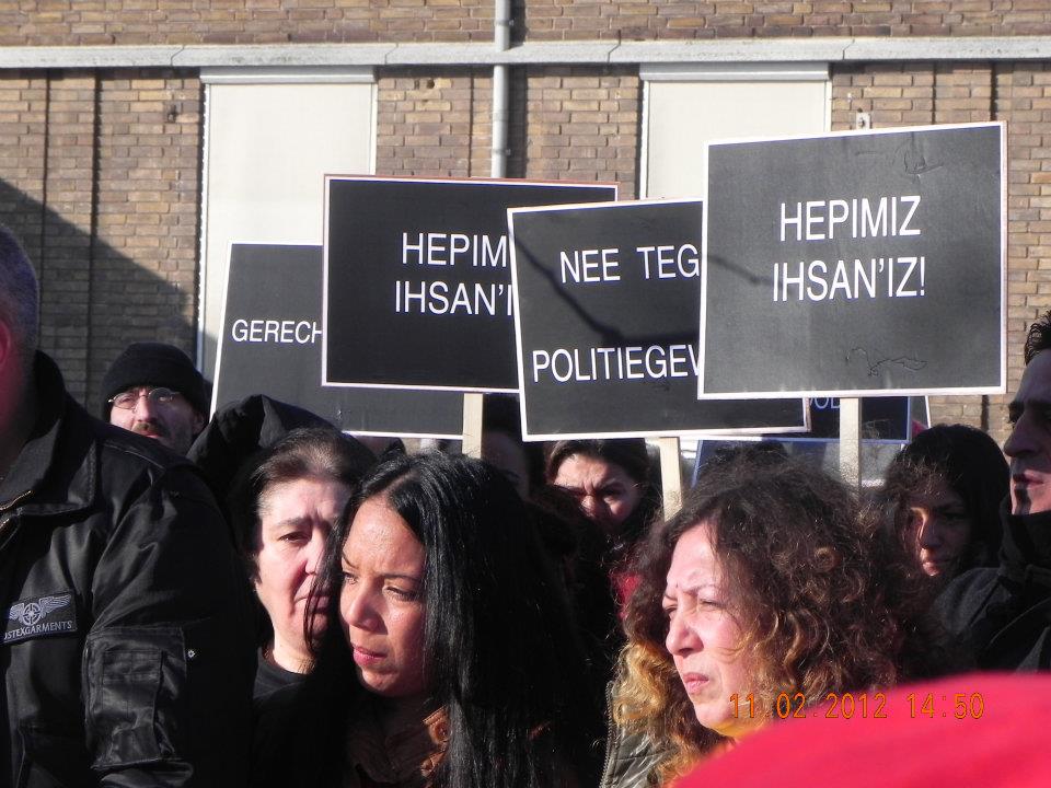 Deelnemers aan stille tocht, moeder en zus van wijlen Ihsan Gürz Deelnemers aan stille tocht, moeder en zus van wijlen Ihsan Gürz