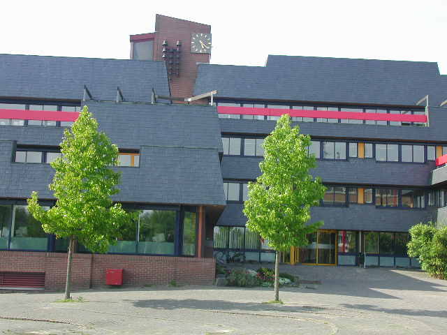 Stadhuis in Hoorn. Eerste raadslid tekent petitie.